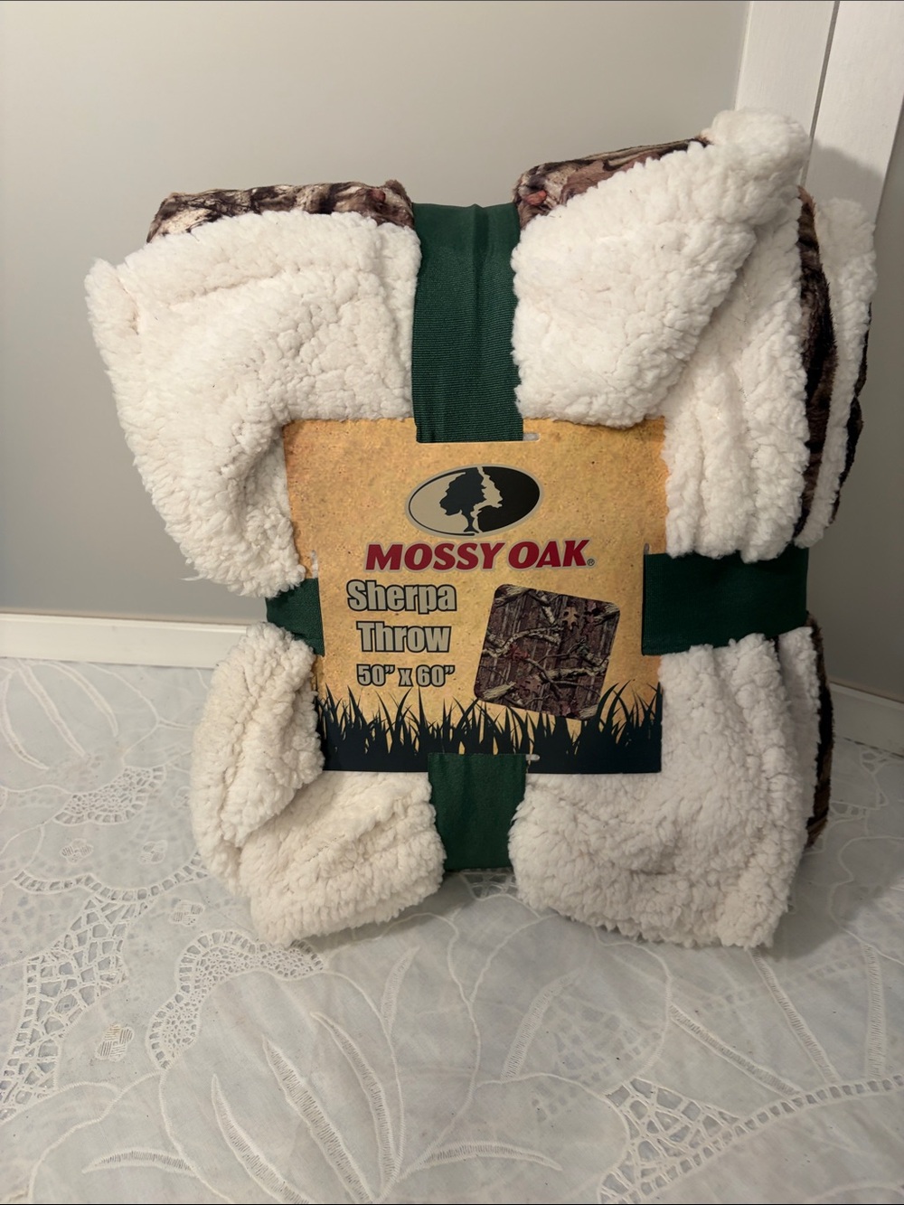 NWT Mossy Oak Cream Sherpa Throw with Camouflage Trim 50x60